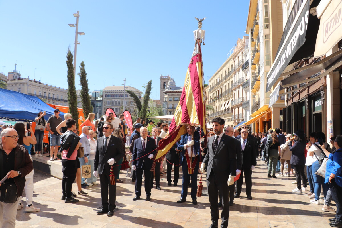 València celebró la Procesión Cívica de Sant Jordi